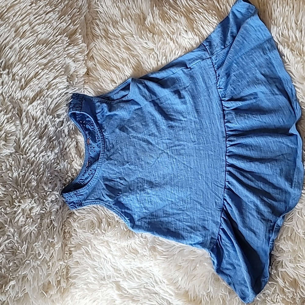 Girls size 5 , short sleeve shirt,